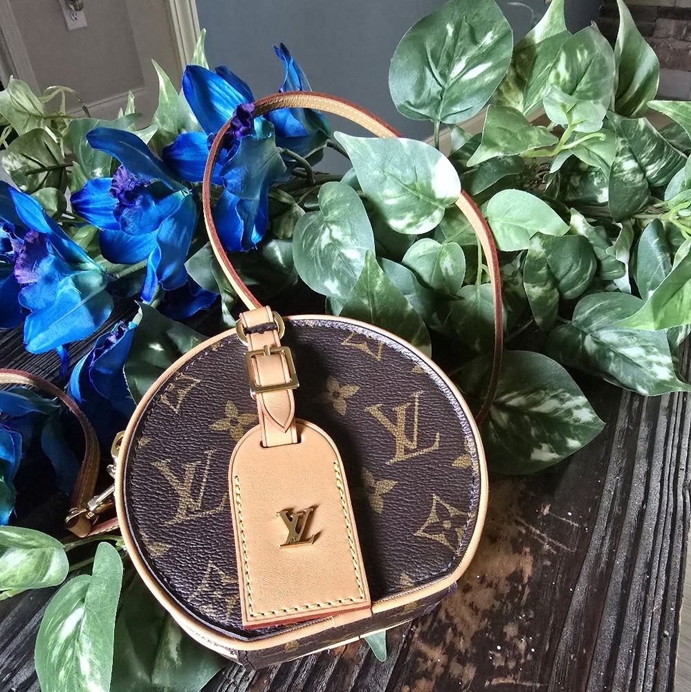 Authentic Louis Vuitton Monogram Roubd Bag